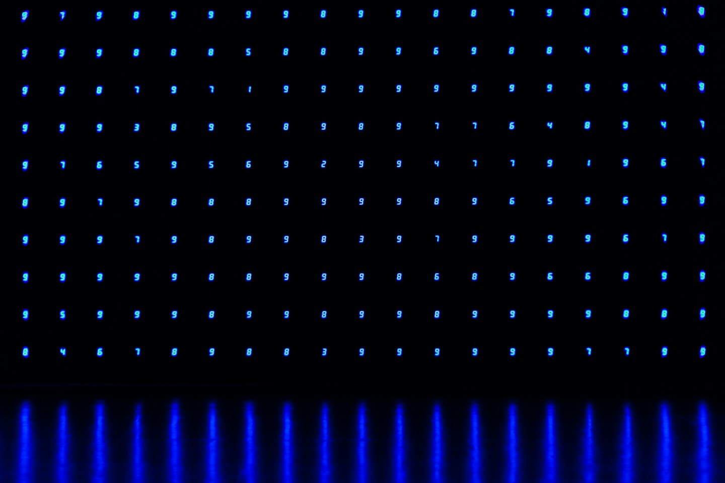 Grilă abstractă de numere digitale albastre strălucitoare pe negru.